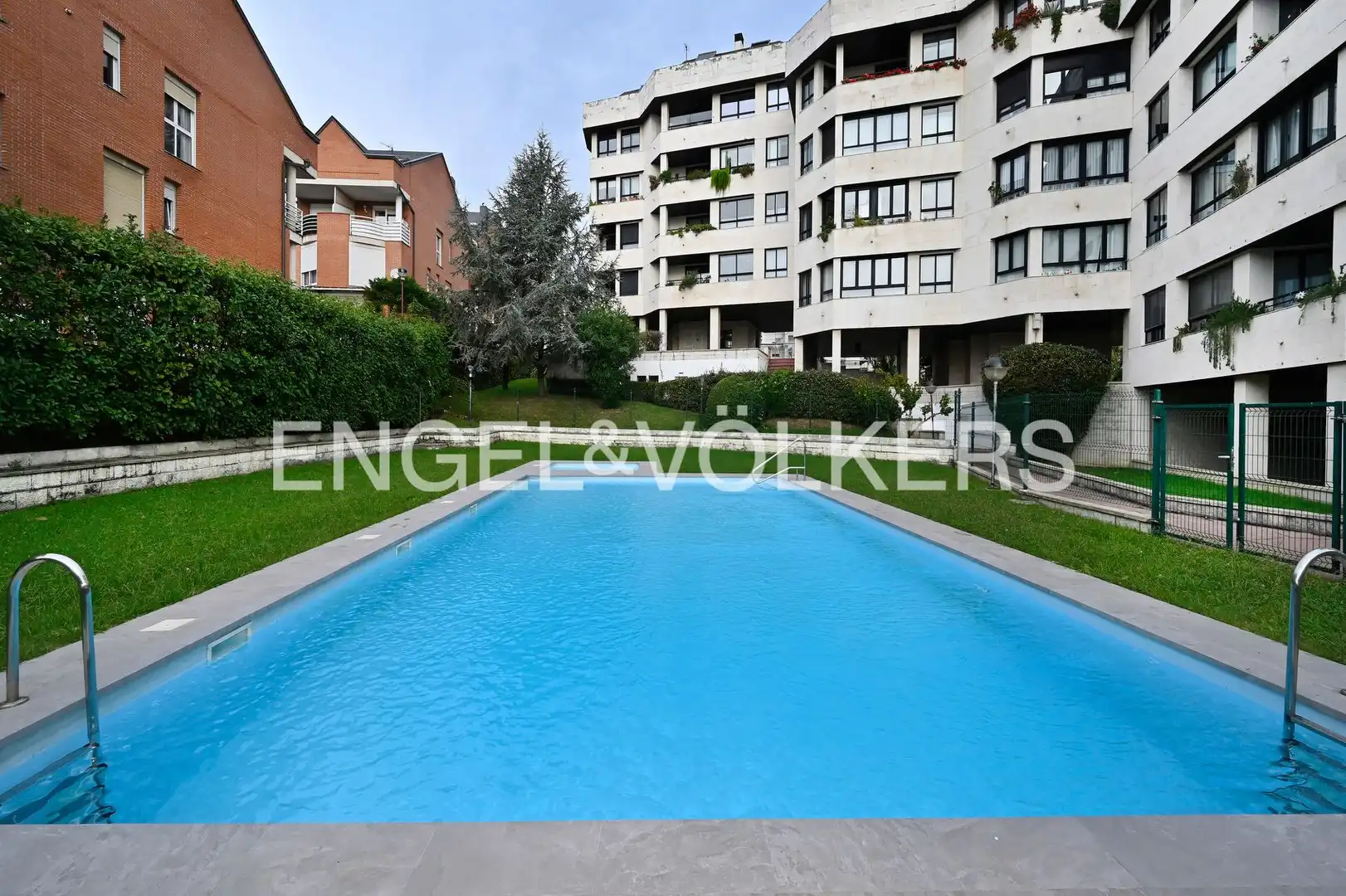 Piscina de Piso en venta en Valdenoja