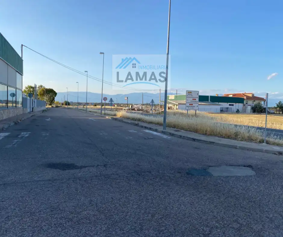 Außenansicht von Fabrikhallen zum Verkauf in Casatejada