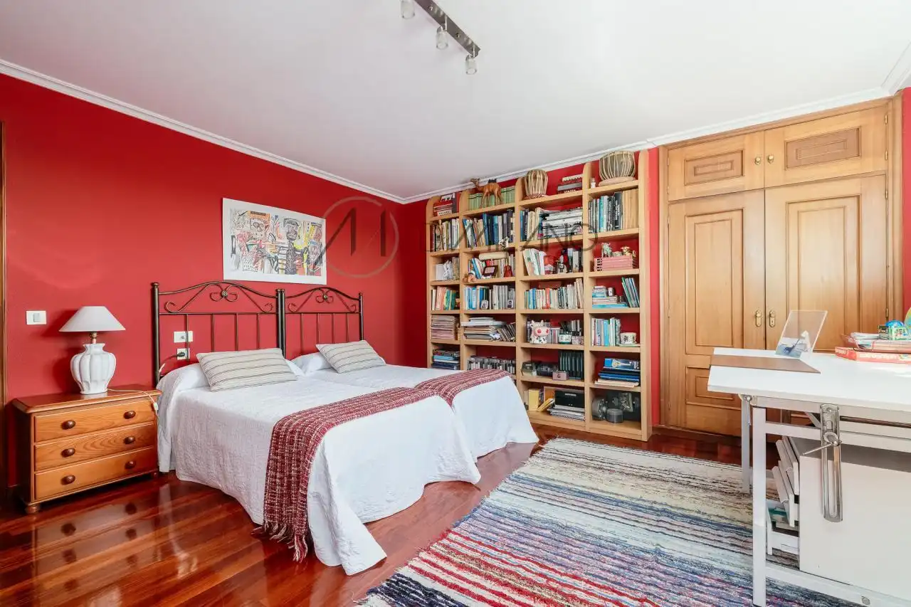 Habitación de Casa o chalet en venta en Vigo  con Calefacción, Jardín privado y Parquet
