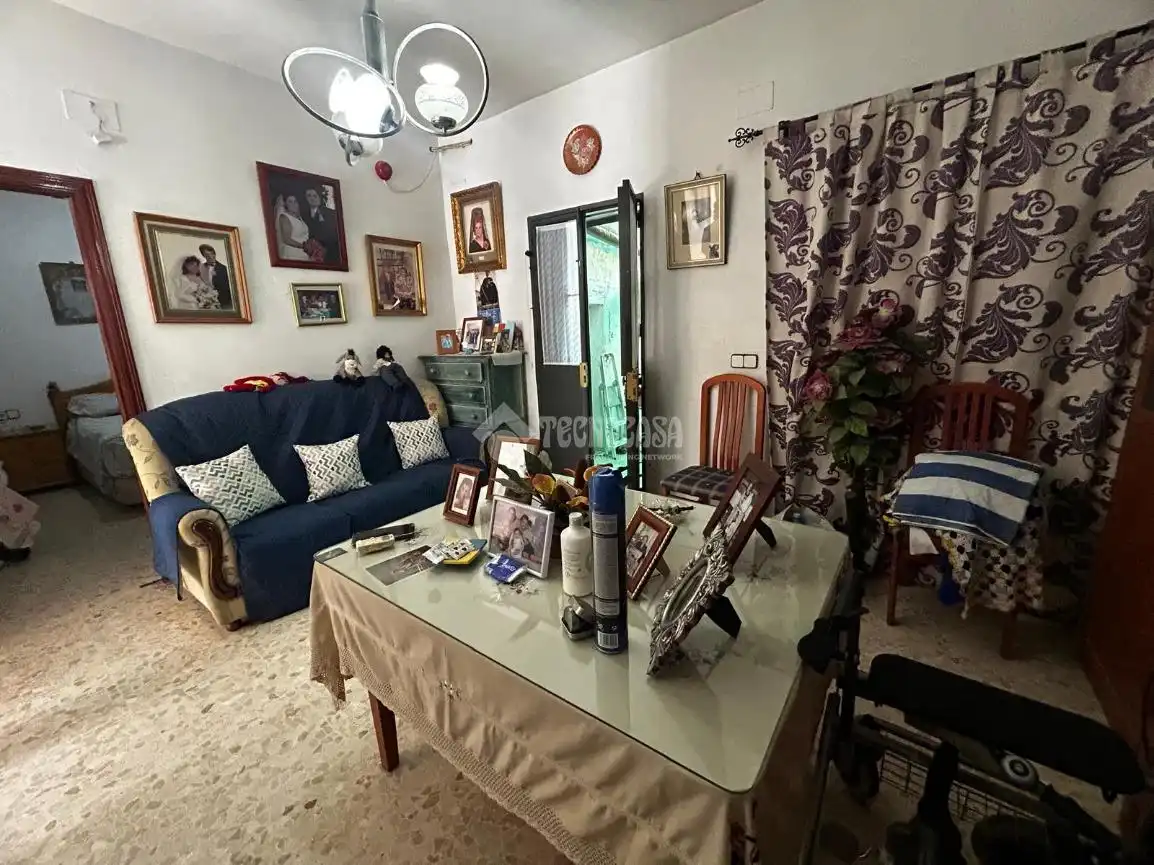 Wohnzimmer von Einfamilien-Reihenhaus zum Verkauf in La Rinconada mit Klimaanlage und Heizung