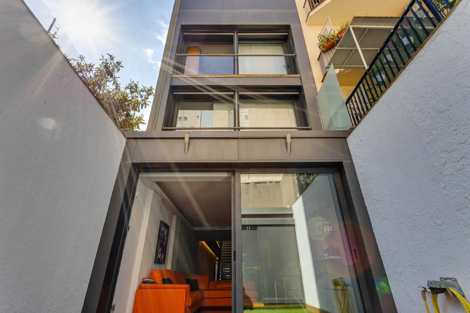 Vista exterior de Casa adosada en venta en Barcelona con Aire acondicionado, Calefacción y Jardín privado