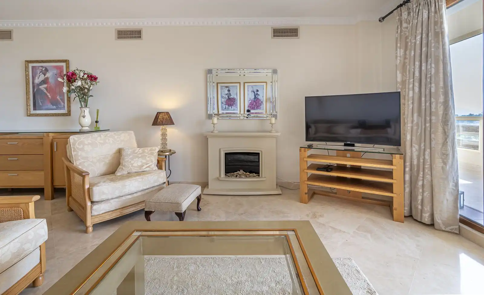 Sala de estar de Apartamento en venta en Estepona con Terraza, Trastero y Amueblado