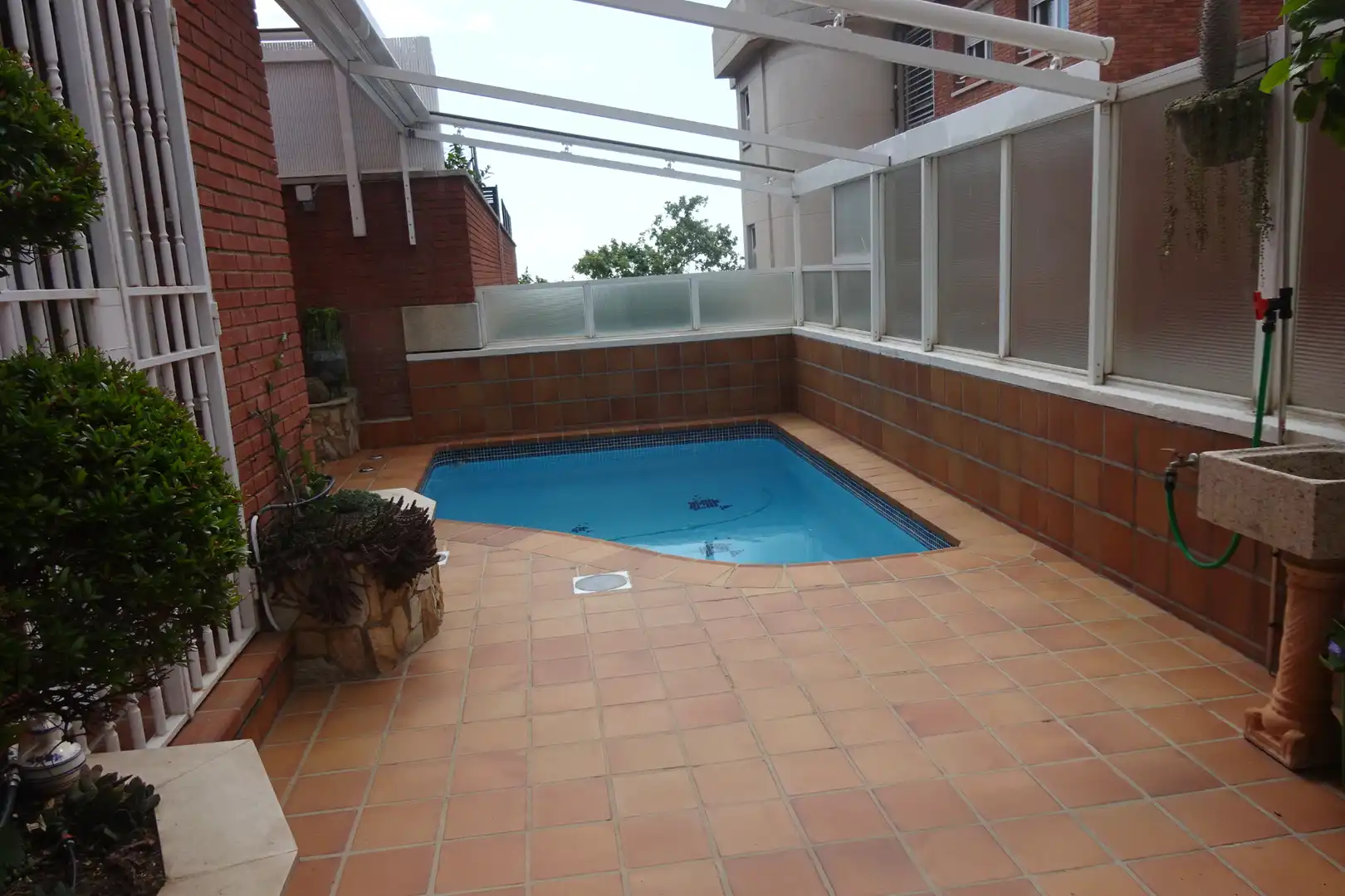 Piscina de Casa adosada en venda en Barcelona amb Aire condicionat, Calefacció i Terrassa