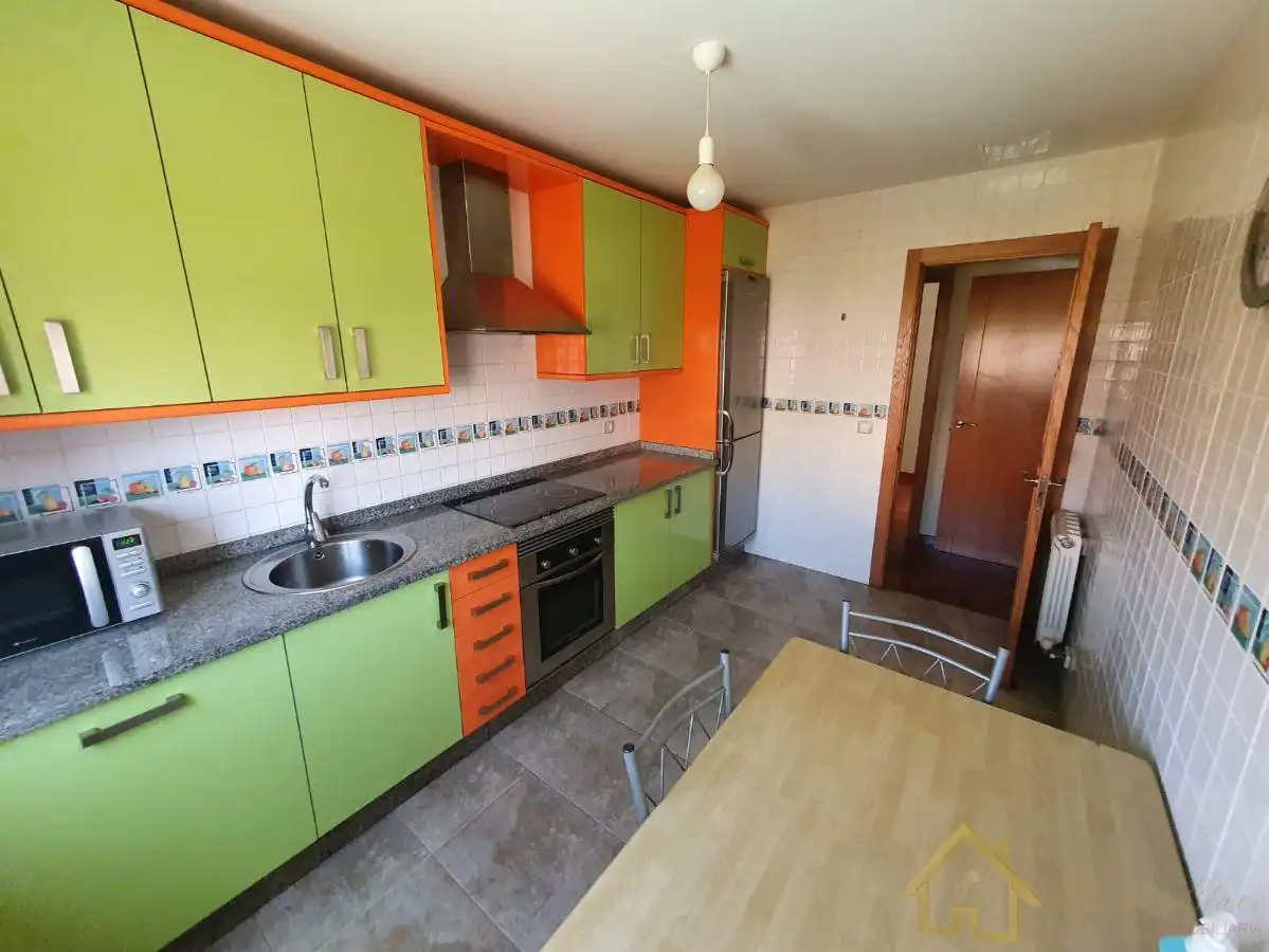 Cocina de Apartamento de alquiler en Lugo con Calefacción, Trastero y Amueblado