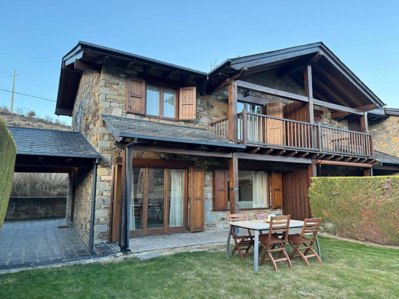 Vista exterior de Casa o xalet de lloguer en Bellver de Cerdanya amb Calefacció, Jardí privat i Parquet