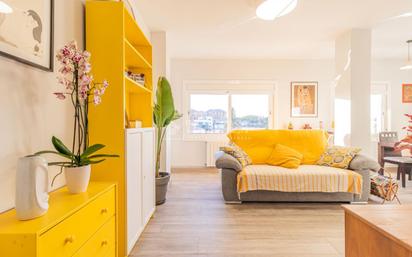 Living room of Flat for sale in Sant Cugat del Vallès  with Heating, Parquet flooring and Terrace