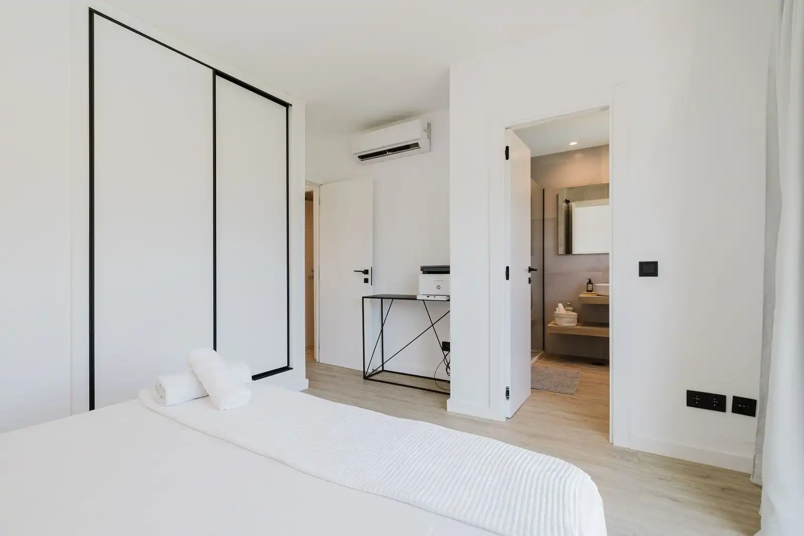 Bedroom of Houses for sale in Marbella  with Air Conditioner, Terrace and Community pool