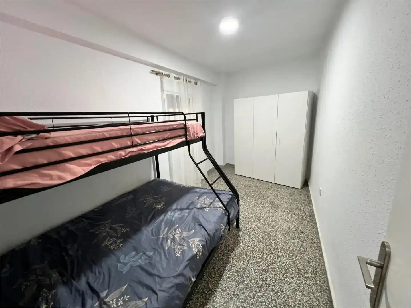 Schlafzimmer von Wohnung zur Miete in Xirivella mit Möbliert, Waschmaschine und Mikrowelle