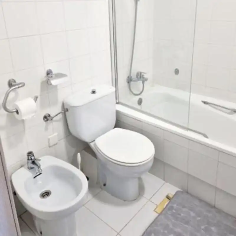 Baño de Apartamento de alquiler en Estepona con Aire acondicionado, Calefacción y Terraza
