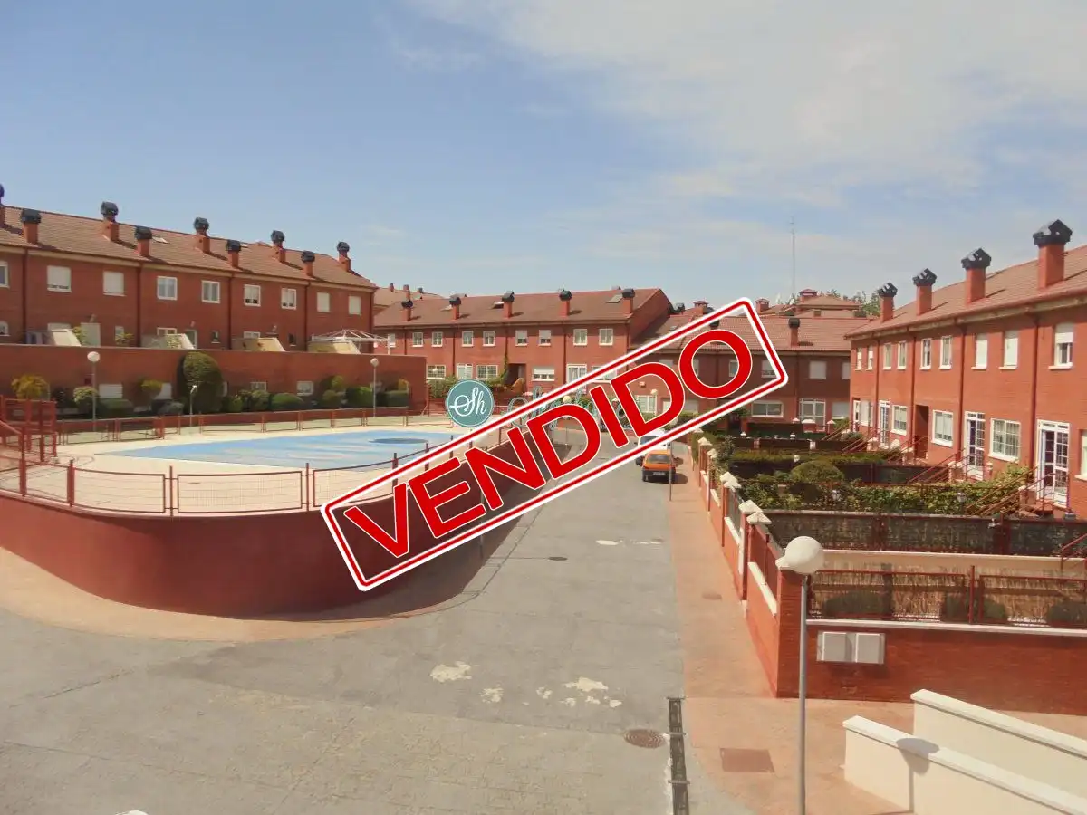 Vista exterior de Piso en venta en Segovia Capital con Calefacción, Parquet y Terraza