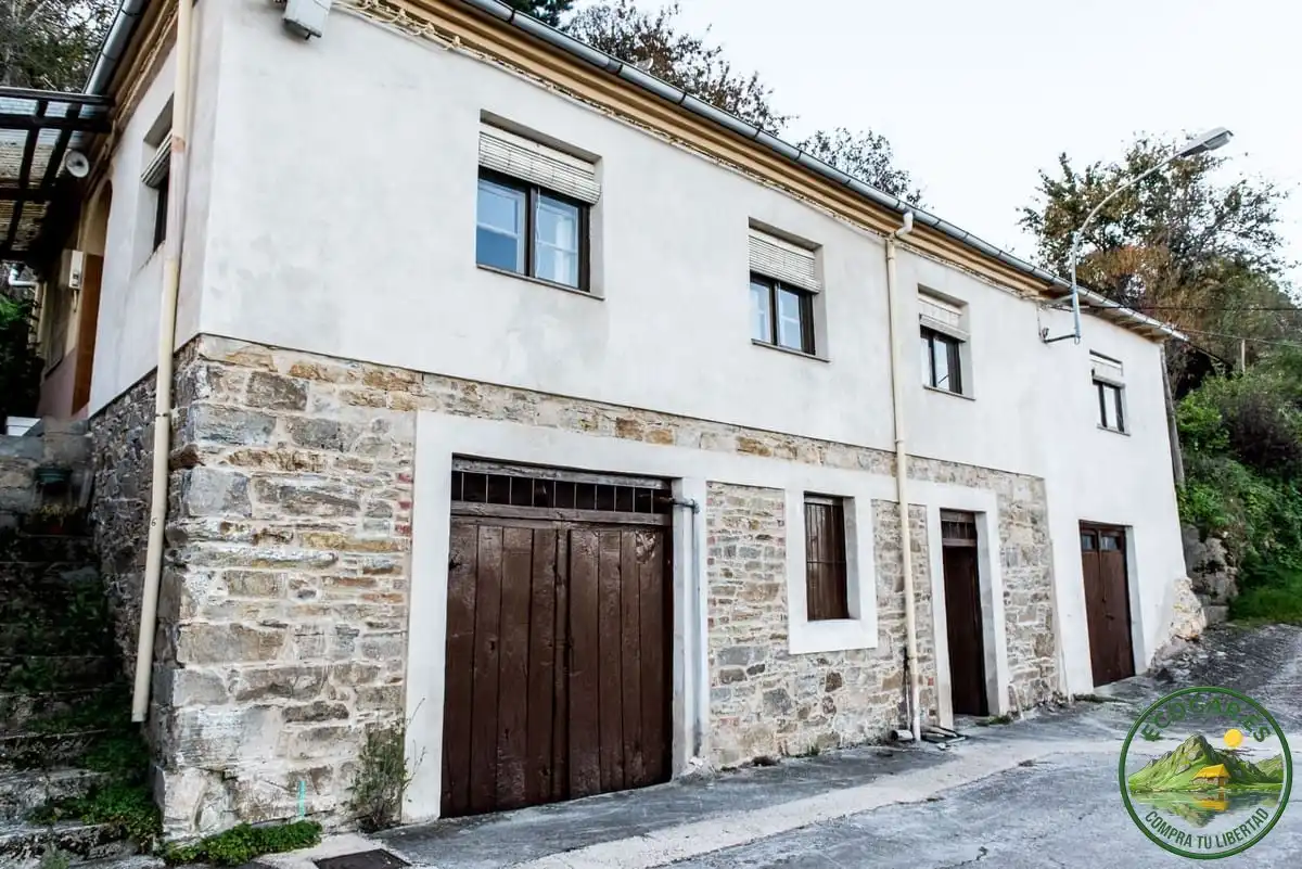 Außenansicht von Haus oder Chalet zum Verkauf in Corullón mit Heizung, Privatgarten und Parkett