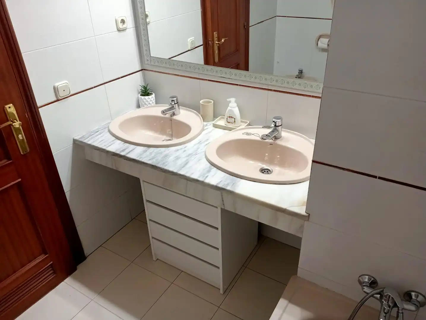 Baño de Piso de alquiler en Sevilla con Aire acondicionado, Amueblado y Piscina comunitaria