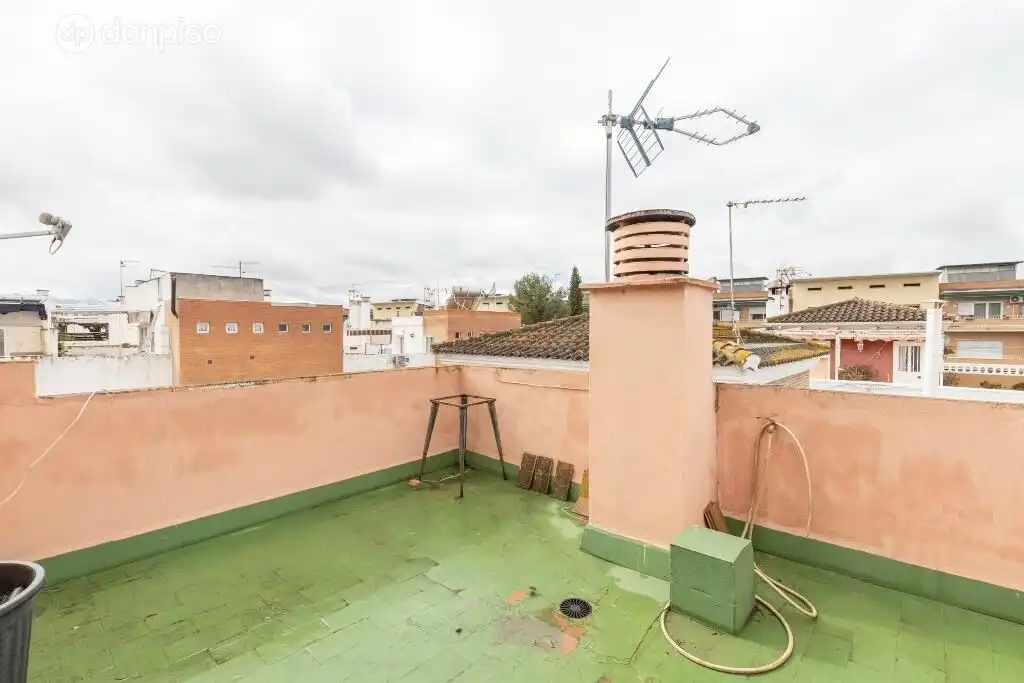 Vista exterior de Casa adosada en venda en Granada amb Terrassa i Piscina comunitària