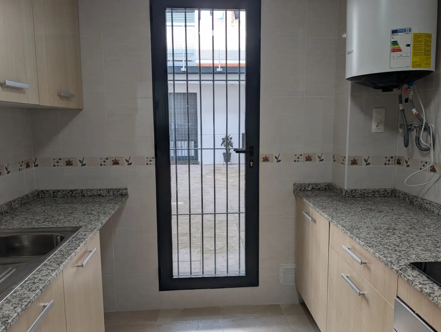 Cuina de Pis de lloguer en Gilet amb Aire condicionat, Terrassa i Forn