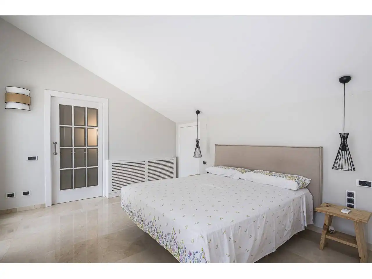 Schlafzimmer von Dachboden zum Verkauf in Sitges mit Klimaanlage, Heizung und Terrasse