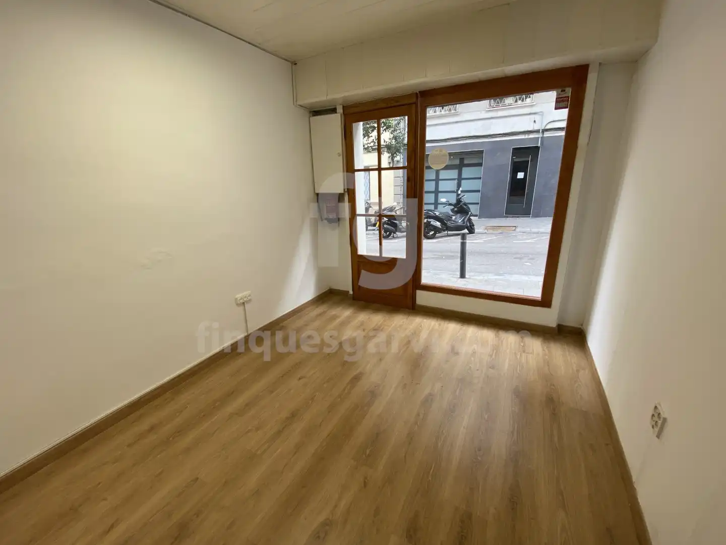 Vista exterior de Local en venta en L'Hospitalet de Llobregat