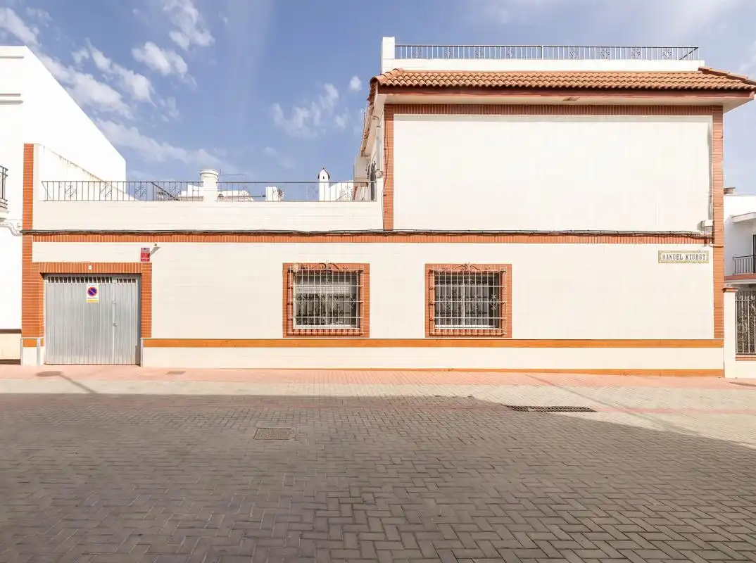Vista exterior de Casa adosada en venda en Dos Hermanas amb Aire condicionat, Calefacció i Jardí privat