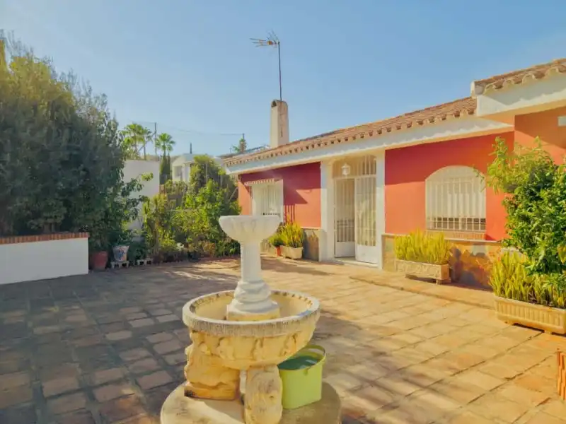 Vista exterior de Casa o xalet en venda en Alhaurín de la Torre amb Piscina