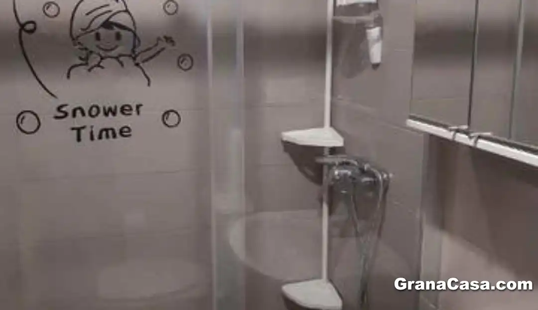 Bathroom of Flat for rent in Granada  with Air Conditioner, Heating and Furnished