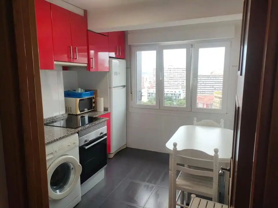 Cuina de Pis de lloguer en Gijón  amb Calefacció, Parquet i Moblat