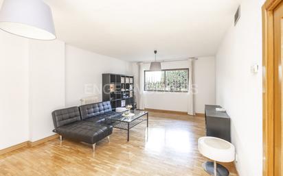 Sala d'estar de Apartament en venda en  Madrid Capital amb Aire condicionat, Calefacció i Moblat