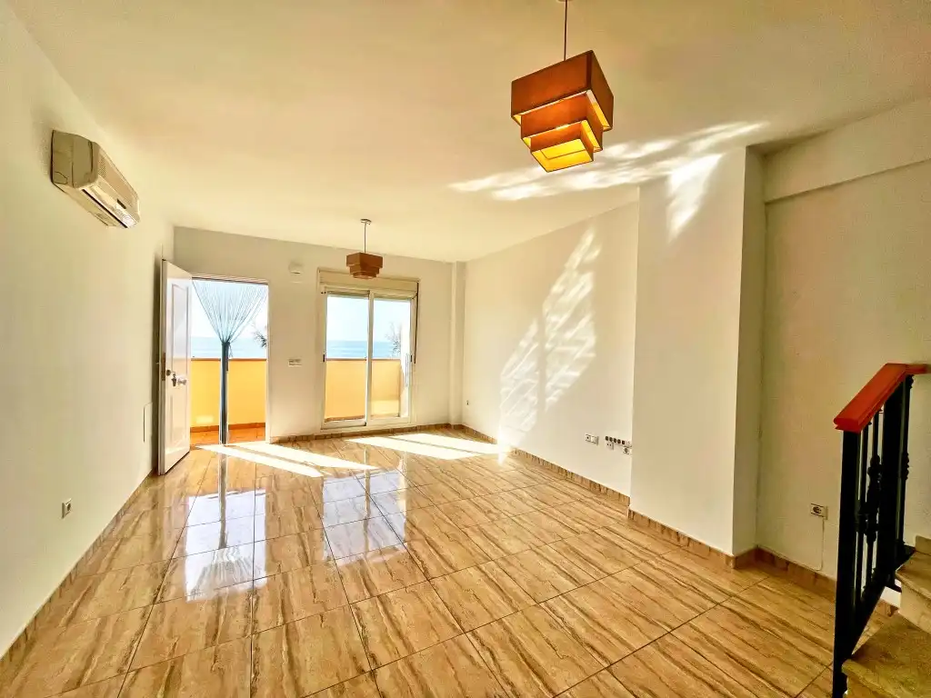 Wohnzimmer von Einfamilien-Reihenhaus zum Verkauf in Vélez-Málaga mit Klimaanlage, Terrasse und Abstellraum