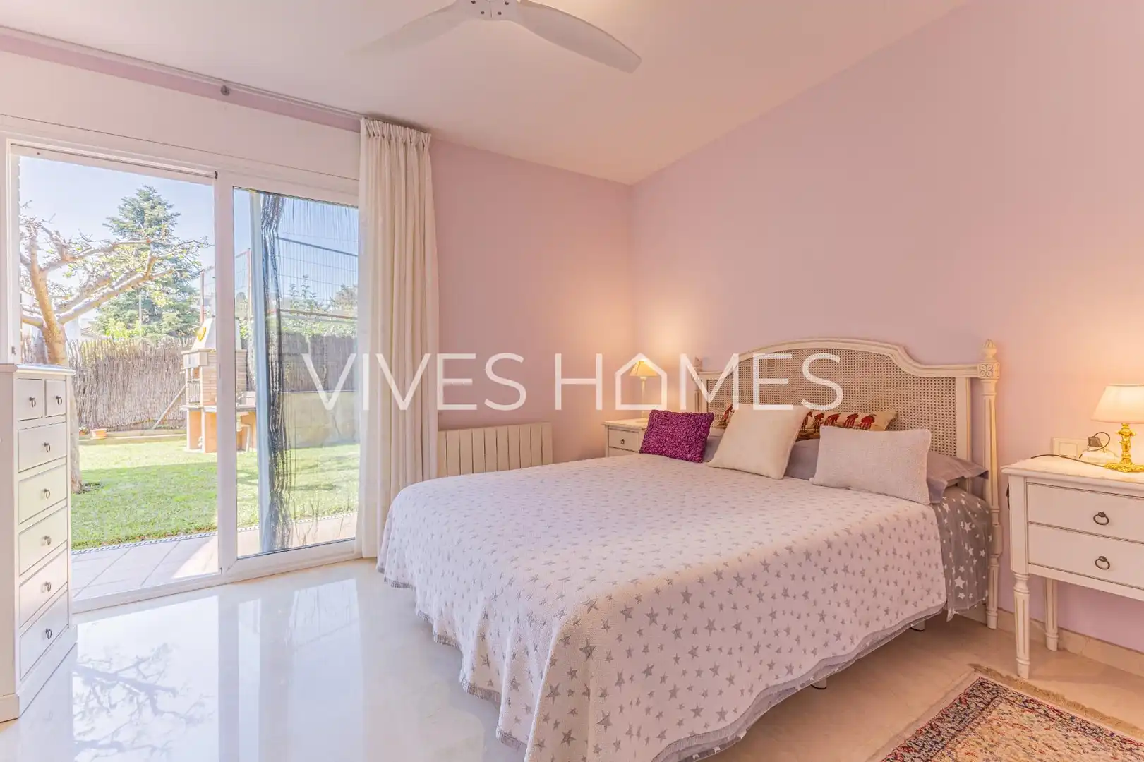 Schlafzimmer von Haus oder Chalet zum Verkauf in Sant Vicenç de Montalt mit Klimaanlage, Heizung und Privatgarten
