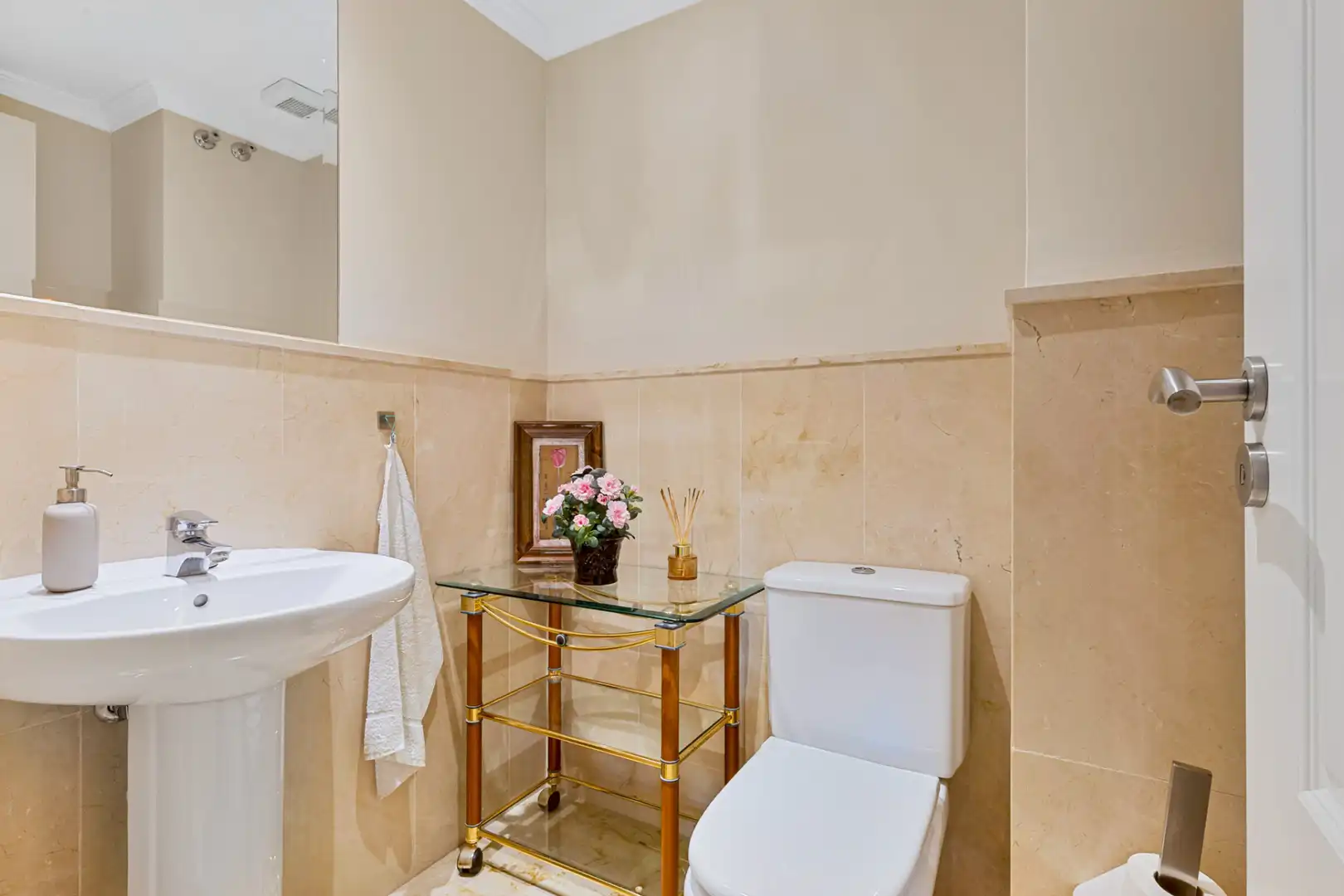 Badezimmer von Dachboden zum Verkauf in Estepona mit Klimaanlage, Heizung und Terrasse