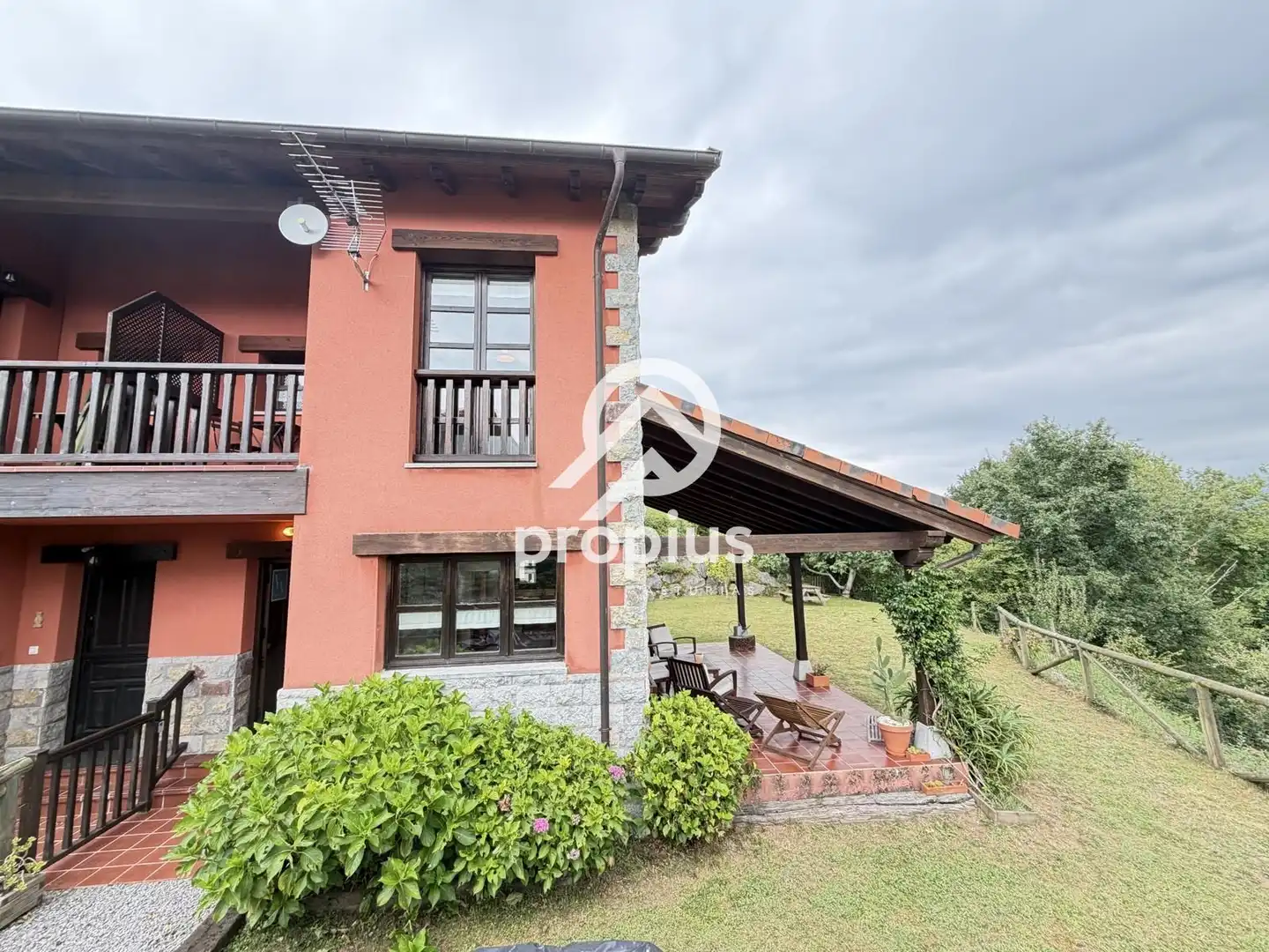 Vista exterior de Casa adosada en venda en Cangas de Onís amb Calefacció, Jardí privat i Terrassa