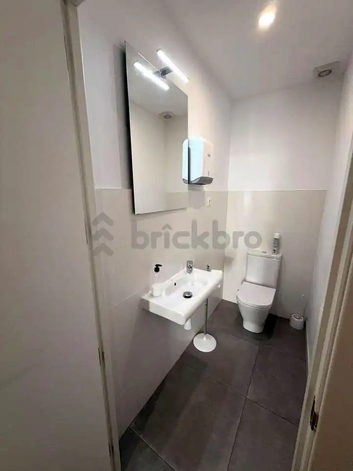 Badezimmer von Büro zur Miete in Madrid mit Klimaanlage und Heizung