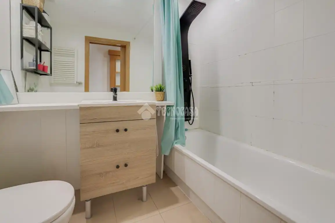Bathroom of Flat for sale in Badalona  with Air Conditioner, Heating and Parquet flooring