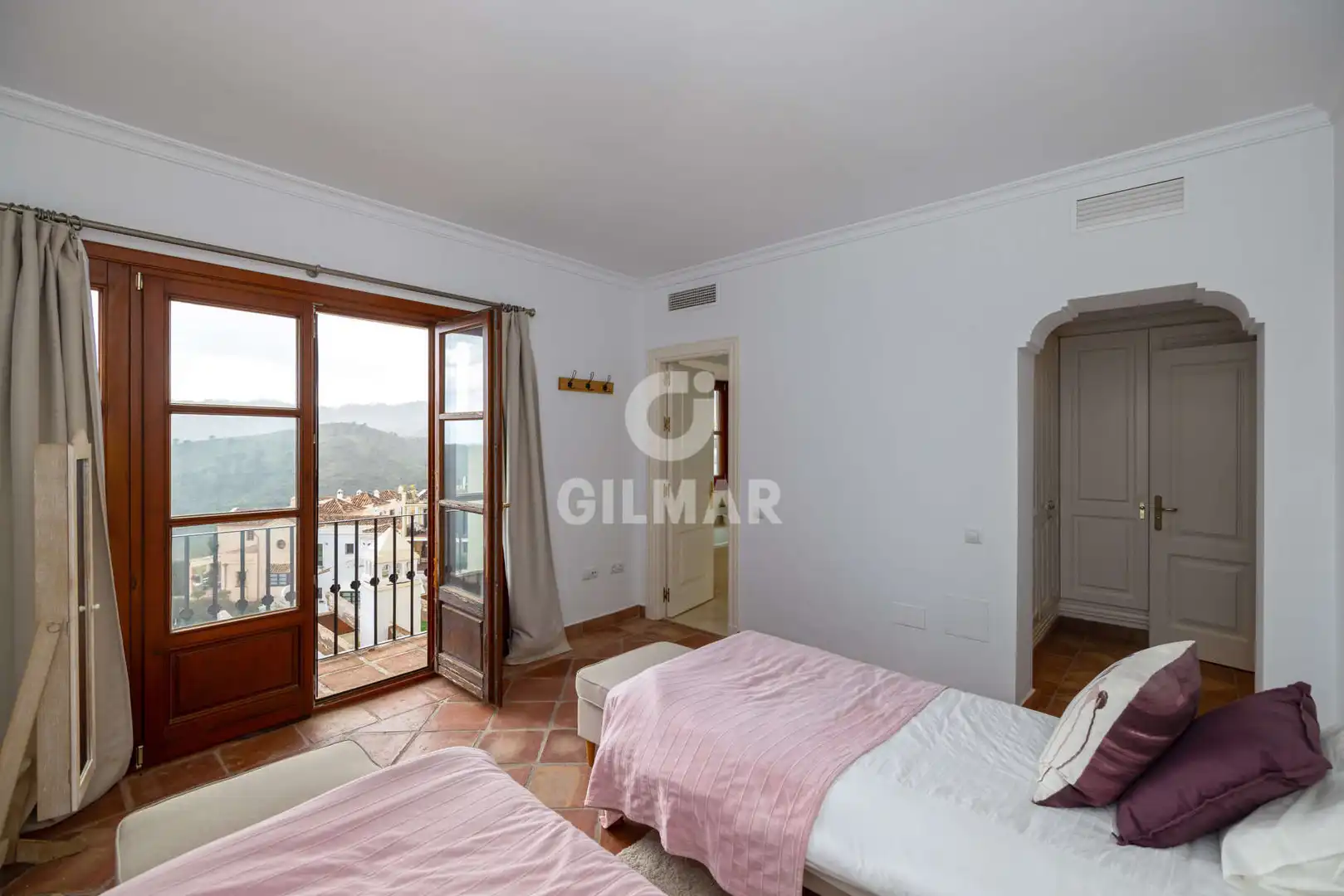 Habitación de Casa adosada en venta en Benahavís con Calefacción y Piscina