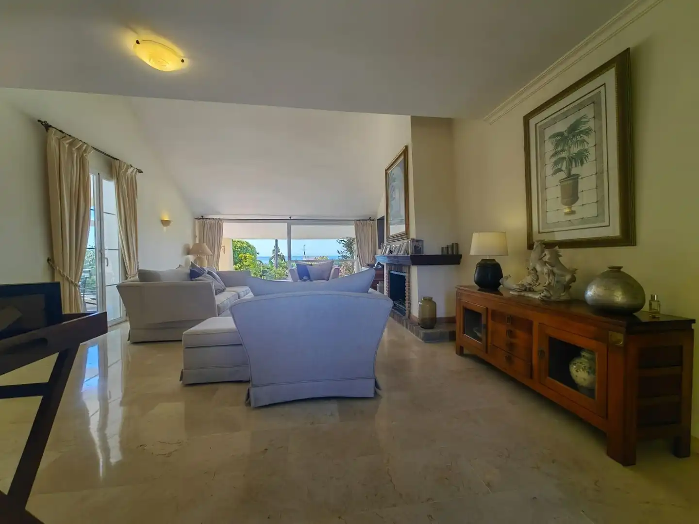 Sala d'estar de Casa o xalet en venda en Estepona amb Aire condicionat, Jardí privat i Terrassa