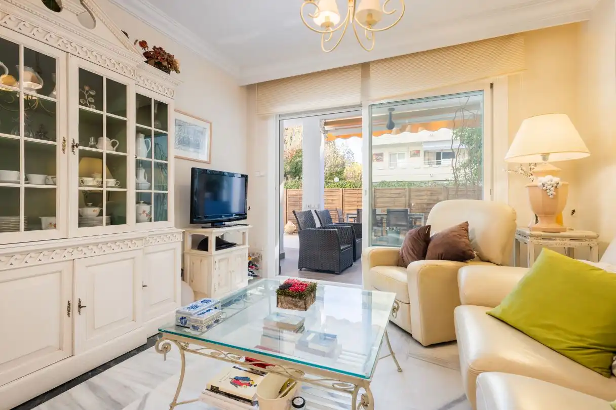 Wohnzimmer von Wohnung zum Verkauf in Marbella mit Klimaanlage, Heizung und Privatgarten