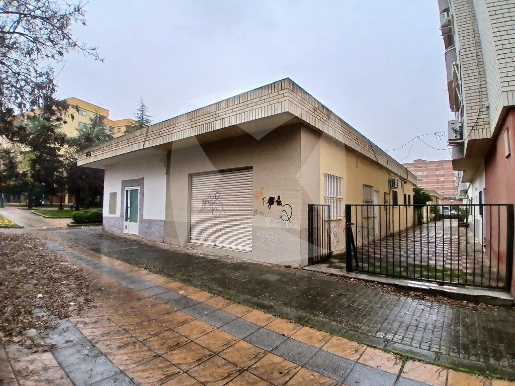 Vista exterior de Local en venda en Badajoz Capital amb Aire condicionat