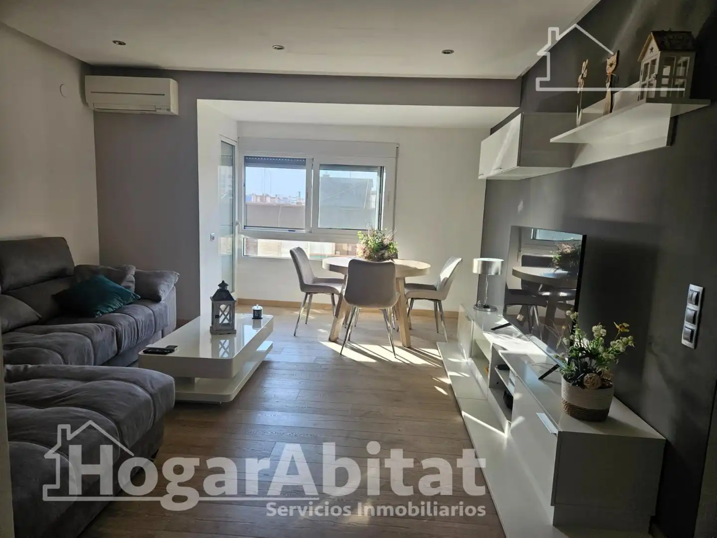 Living room of Flat for sale in  Valencia Capital  with Air Conditioner and Balcony