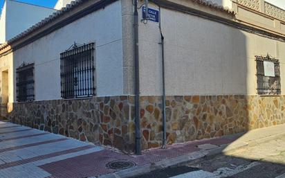 Vista exterior de Casa o xalet en venda en Puertollano amb Aire condicionat i Terrassa