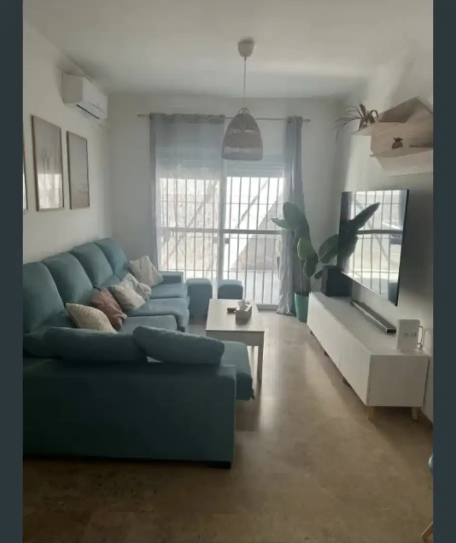 Sala d'estar de Casa adosada per a compartir en Coria del Río amb Aire condicionat i Moblat