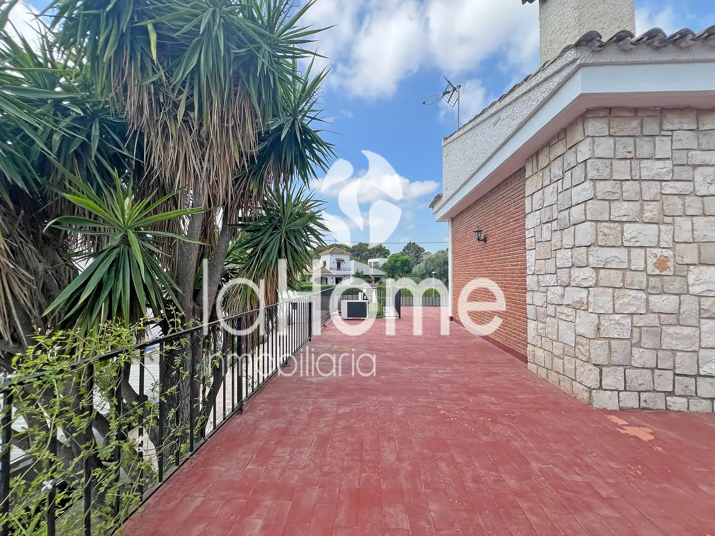 Vista exterior de Casa o xalet en venda en Paterna amb Aire condicionat, Jardí privat i Terrassa