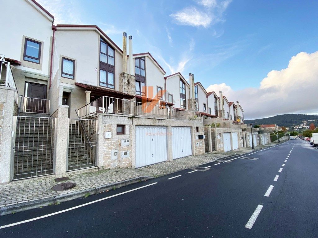 Vista exterior de Casa adosada en venda en Brión amb Jardí privat, Piscina i Forn