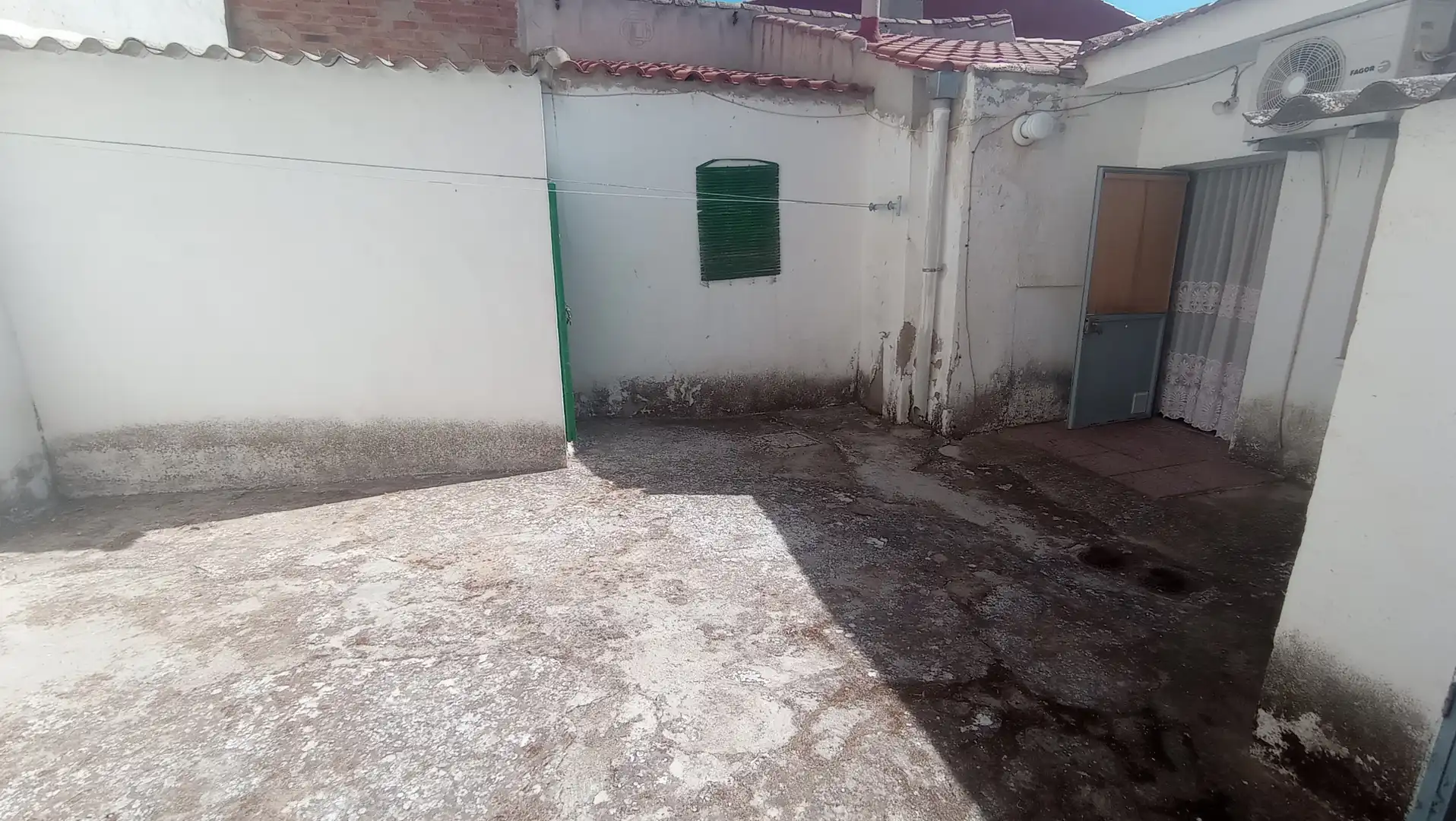 Vista exterior de Casa o chalet en venta en Corral de Calatrava con Calefacción, Trastero y Amueblado