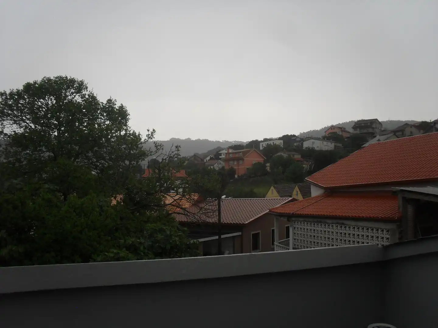 Vista exterior de Casa o xalet en venda en Vigo  amb Jardí privat, Terrassa i Balcó