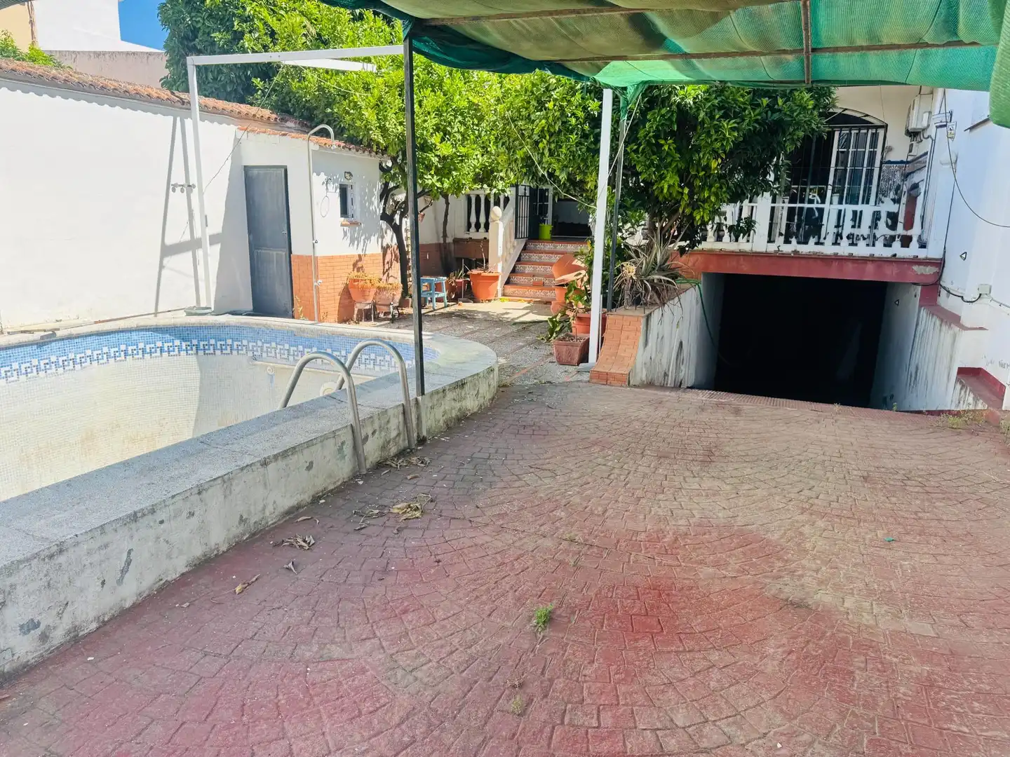 Piscina de Casa adosada en venda en La Rinconada amb Aire condicionat, Jardí privat i Terrassa
