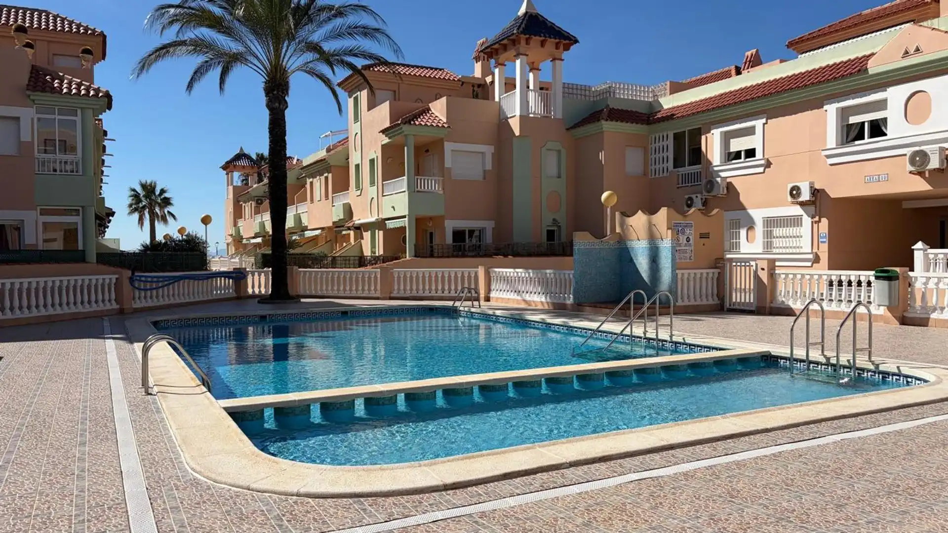Schwimmbecken von Maisonette zum Verkauf in La Manga del Mar Menor mit Klimaanlage, Heizung und Terrasse