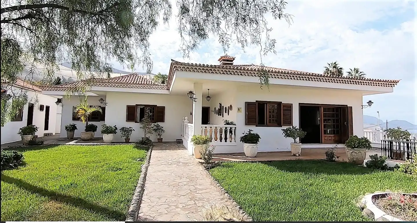 Vista exterior de Casa o xalet en venda en Icod de los Vinos amb Parquet, Terrassa i Traster