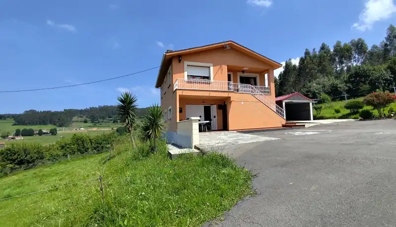 Vista exterior de Casa o xalet en venda en Soto del Barco amb Calefacció, Traster i Balcó