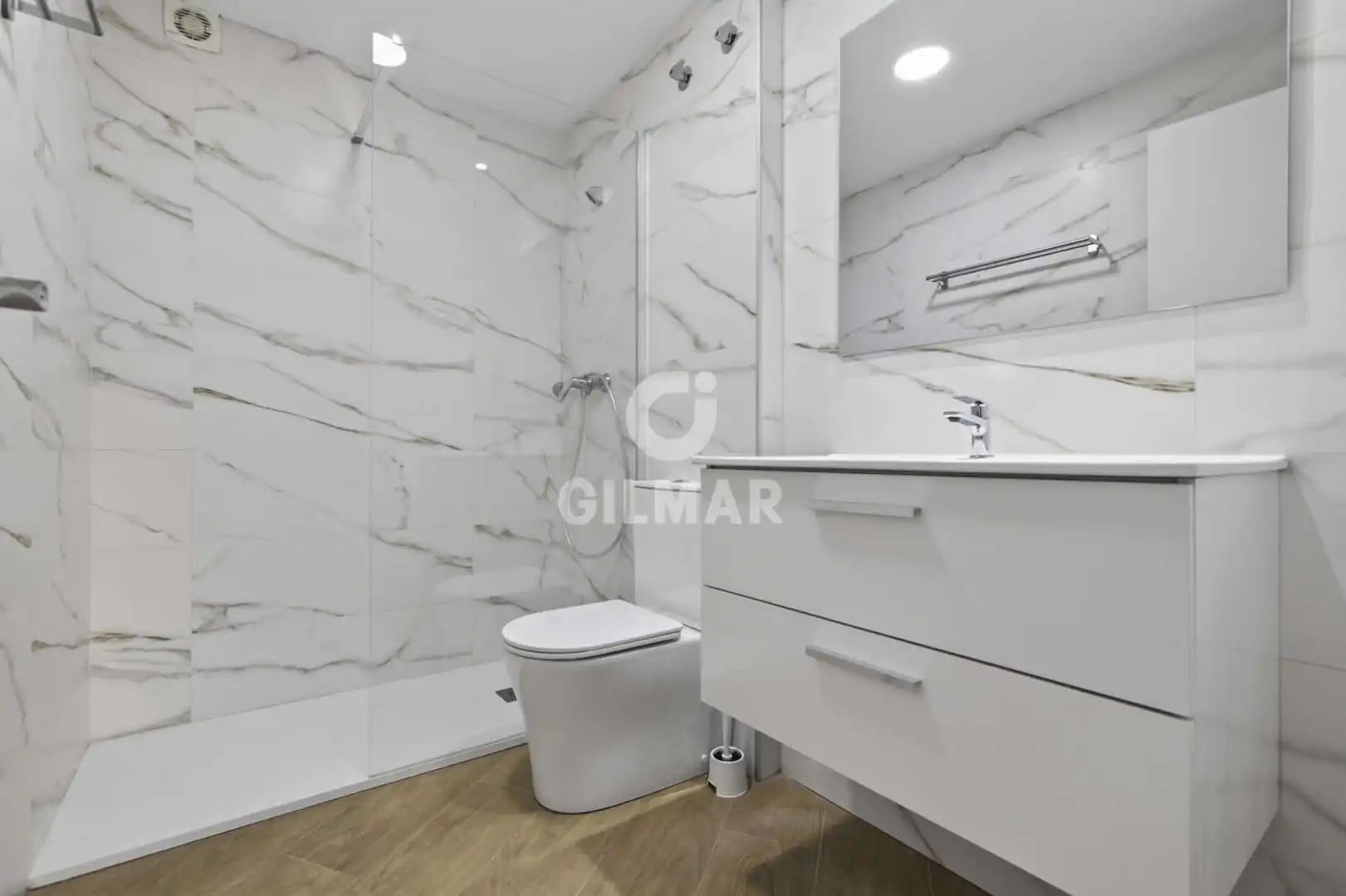 Baño de Piso en venta en Sevilla con Calefacción y Jardín privado