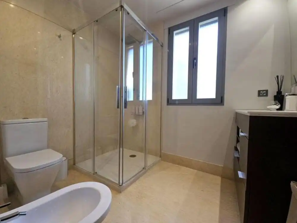 Badezimmer von Wohnungen zur Miete in Benahavís mit Klimaanlage, Terrasse und Schwimmbad