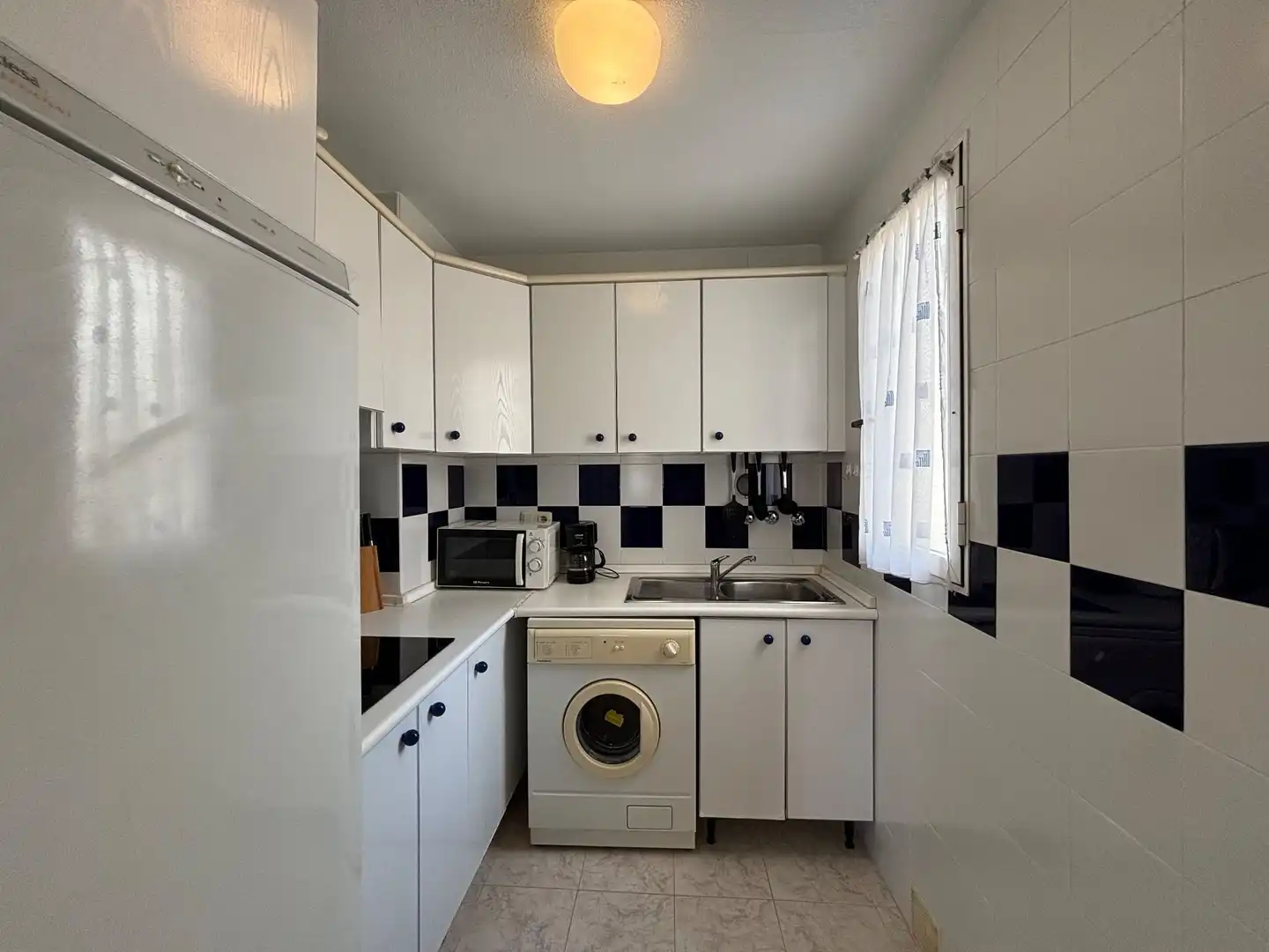 Cuina de Dúplex de lloguer en Torrevieja amb Aire condicionat, Calefacció i Terrassa