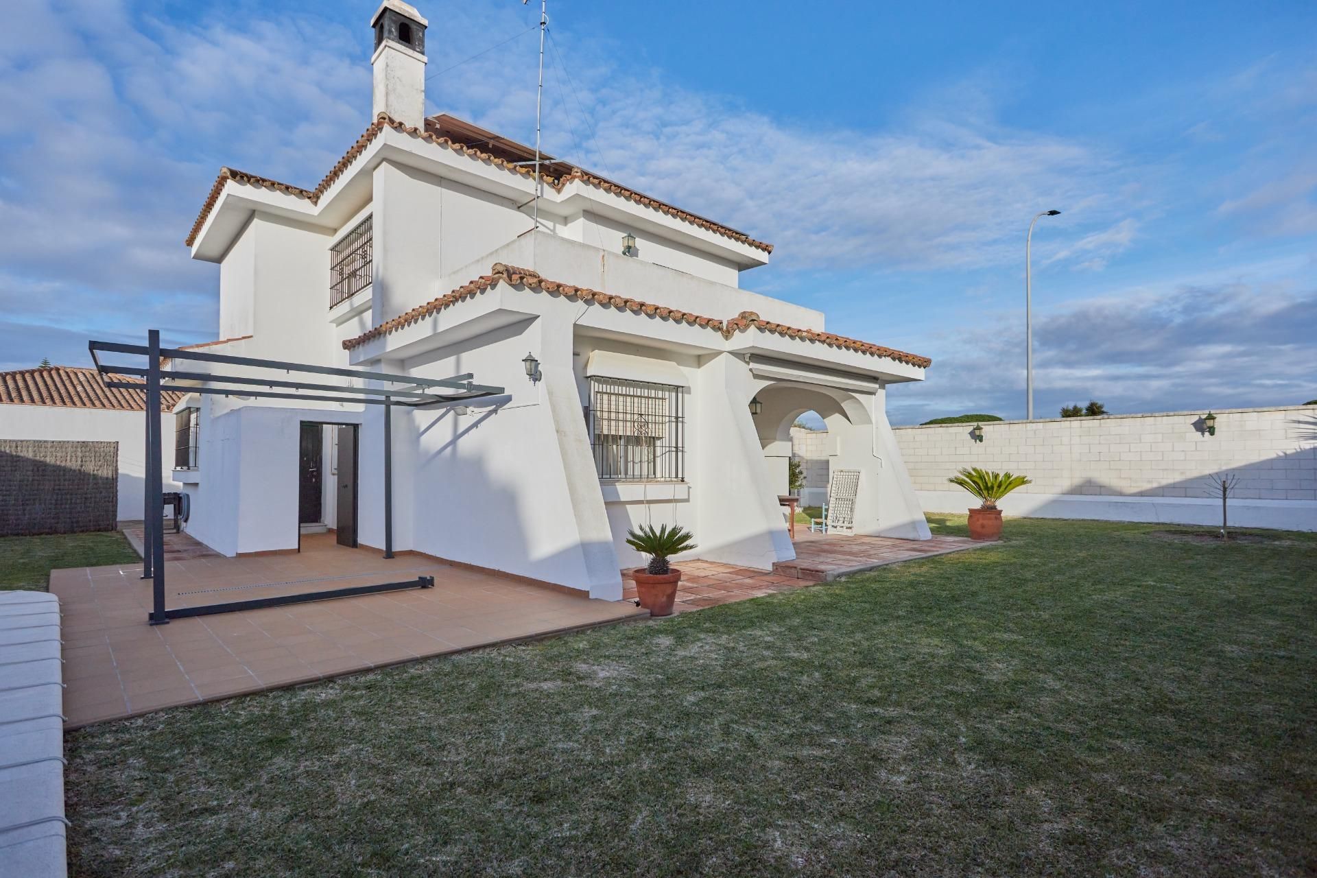 Vista exterior de Casa o xalet en venda en El Puerto de Santa María amb Jardí privat i Piscina comunitària